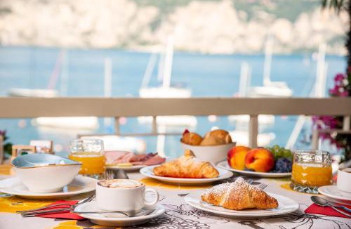 Assenza Apartment | The window on the lake