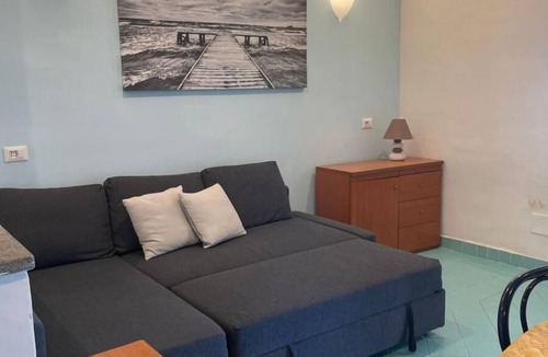 Anzio Hostel | Two-room apartment, large terrace, sea front (Camellia)