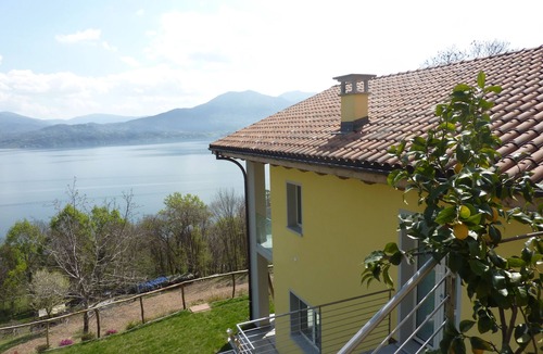 Oggebbio House | Vacation home with lake view up to 10 p. quiet location, private garden and bread service