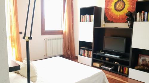 Legnaro Apartment | Vicino Agripolis Wifi - fra Venezia e Padova in un piccolo paese - Maya