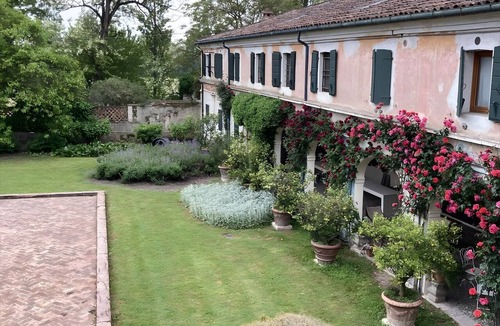 Sambruson Villa | Villa 'Colloredo' with Shared Garden and Air Conditioning