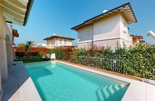 Solarolo Villa | Villa Dolcevita piscina privata by Bookinggardalake