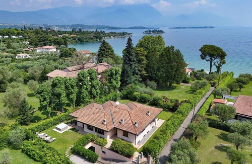 Manerba del Garda House | Villa Giulia- near the lake with whirlpool and private access to the beach.