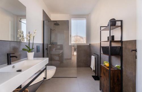 Limone sul Garda Villa | Villa Incanto Luxury with a panoramic pool