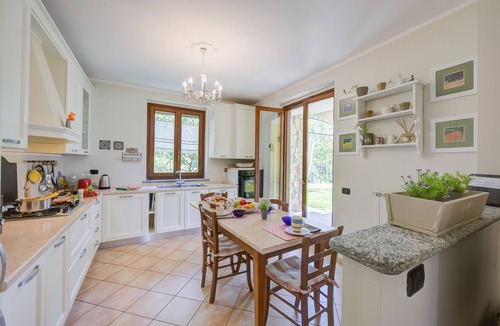 Cellina Villa | Villa La Dolce Vita: Lake Maggiore 3BR, Fenced Garden, Parking near Beaches, Leggiuno, Italy