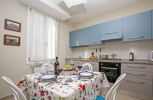 Desenzano del Garda Apartment | Villa Mimosa Near Desenzano Old Town Apt 5 Parking, A/C, WiFi, Desenzano Del Garda, Italy