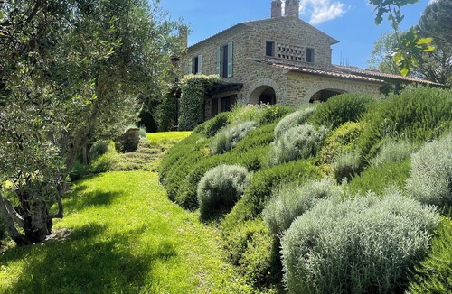 Montone Villa | Villa on Umbria Tuscany border, sleeps 12, stunning infinity pool superb views,
