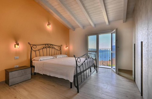 Gardola Villa | Villa "Pineta" with Lake View, Private Pool & Wi-Fi