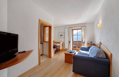 Lagundo Apartment | Wiedmairhof Apartment 'Morgenduft' with South-facing balcony, Shared Terrace and Garden and Wi-Fi