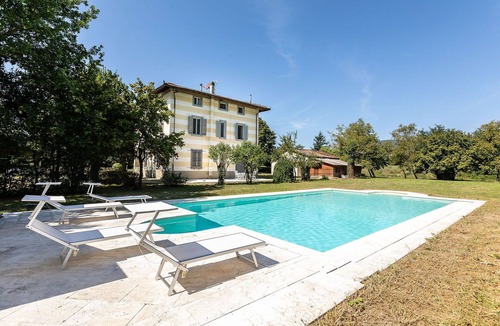 Scarperia Villa | Wonderful private villa for 16 people with WIFI, private pool, TV, patio and pets allowed