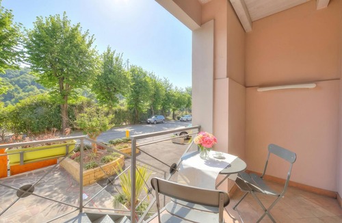 Desenzano del Garda Apartment | Yellow Apartment Desenzano With Smart TV, AC + WIFI, Desenzano Del Garda, Italy