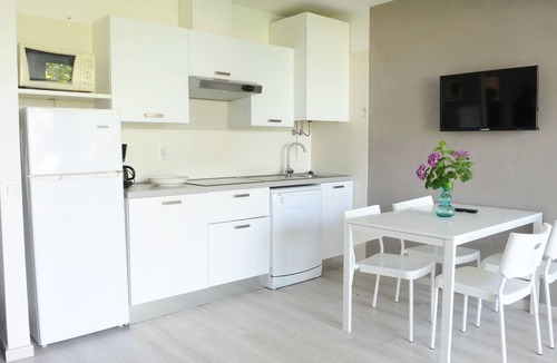 Campagnola Apartment | Zwei-Zimmer-Wohnung mit Seeblick, Grill und Gemeinschaftspool by Interhome