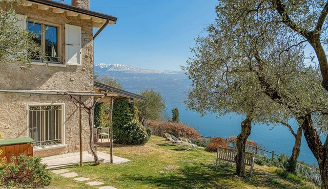 1-bed villa apt with pool & Garda view