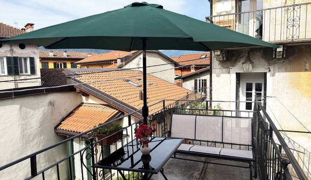 300 m from the lake: an entire house with a private parking space and terrace