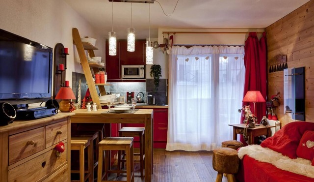 50m from resort center, 2nd floor, view street, balcony, 26m², Brides Les Bains in Brides-les-Bains