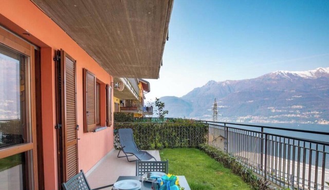 A breathtaking view in an enchanting place on LAKE COMO: apartment with 2 large bedrooms, an ideal solution for 2 couples or a family of 4. The apartment is located on the hills of Bellano, near an old sawmill. Free parking spaces are available right in