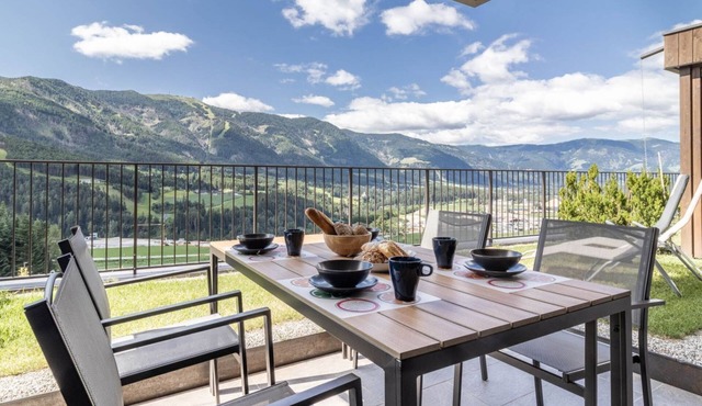 A bright little nest on the third floor of a brand-new building, where every window frames the majestic silhouette of Plan de Corones. Proventus SUN welcomes you with its warm, modern atmosphere – ideal for those seeking simplicity and relaxation witho