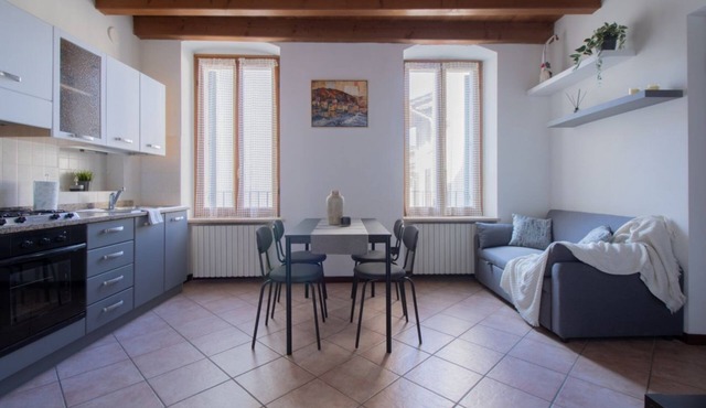 A comfortable and bright 39 square meters apartment, perfect for three people, located on the first floor of a completely renovated 17th-century historic building (NO elevator).The property is located in Valeggio sul Mincio and enjoys an excellent locati