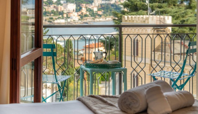 🏠 ACCOMMODATION DESCRIPTIONElegant panoramic house in Rapallo, spread over two main floors with a basement featuring a tavern area and laundry room. Surrounded by greenery and an extensive private garden with olive trees and Mediterranean vegetation, in Rapallo