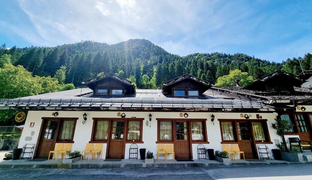 “Adamello 5” Apartment with Mountain View and Wi-Fi