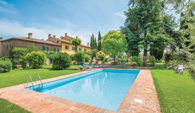 Amazing home in Monte S. Savino (AR) with outdoor swimming pool