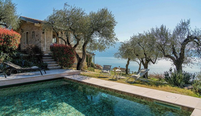 Apartment with heated pool on the Garda Lake