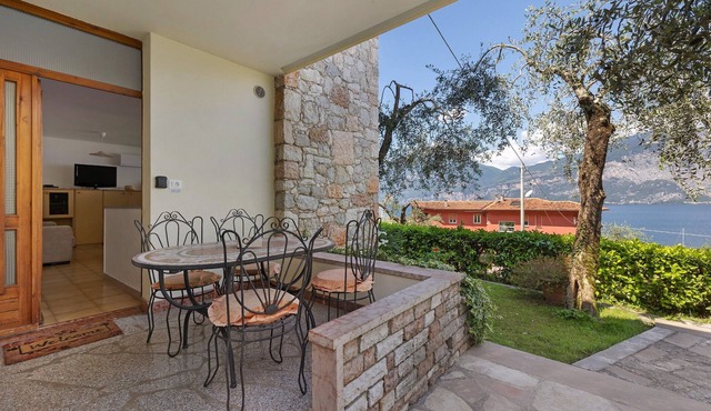 Apartment 'Appartamento Garden' with Lake View, Wi-Fi and Air Conditioning