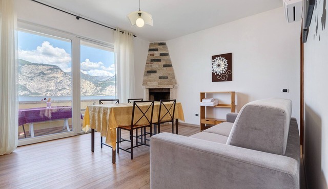Apartment 'Appartamento Sogno' with Lake View, Wi-Fi and Air Conditioning