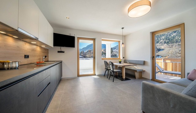 Apartment "Sunnig - Sonnenlicht" with Mountain View, Balcony & Wi-Fi