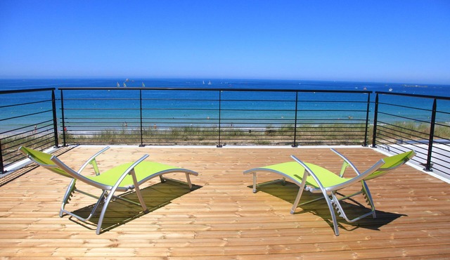 Beachfront villa, spectacular sea view, electric charging station in Plouescat