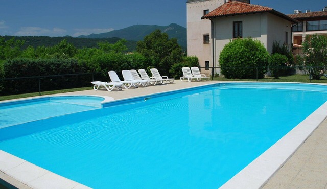 Beautiful apartment for 6 guests with WIFI, pool, A/C, TV, patio and pets allowed