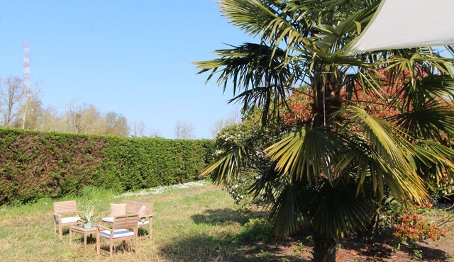Beautiful private villa for 6 guests with A/C, WIFI, patio and pets allowed