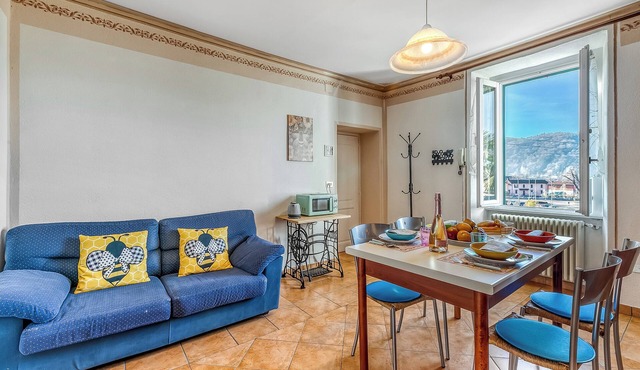 Bee Apartment: Luino Lakeside with Outdoor Dining, Luino, Italy