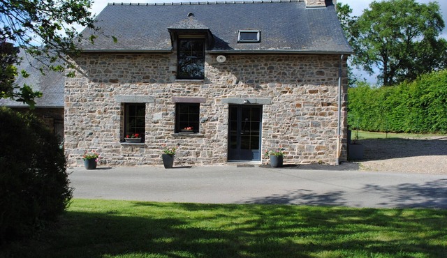 Bourg Des Comptes: cottage cellar in Bourg-Des-Comptes