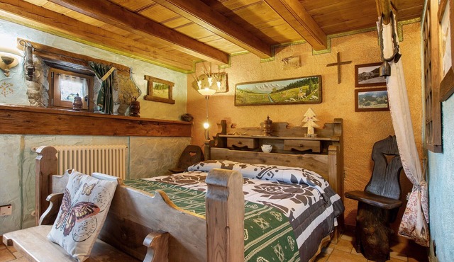 Capriolo Room – Intimacy and Tranquility with Mountain Views in Charvensod