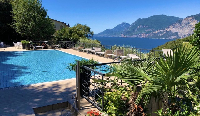 Casa di Alessia THE new vacation apartment with dream view over Malcesine incl. pool