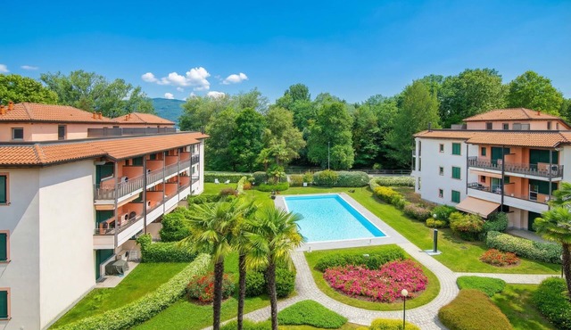 Casa Fiorita: Leggiuno 100 meters from lake Apartment with shared Pool, Leggiuno, Italy