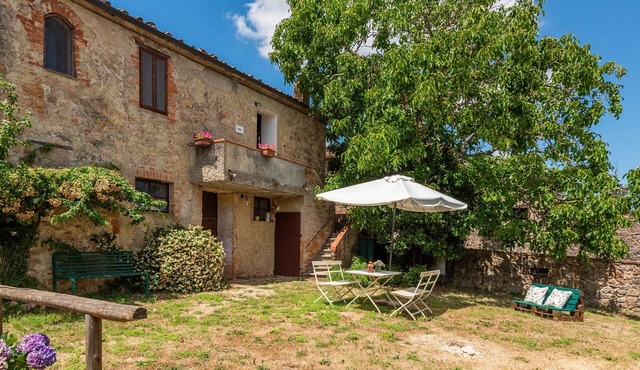 Casa Rufini among the Sienese Hills on the Bichi Borghesi Estate