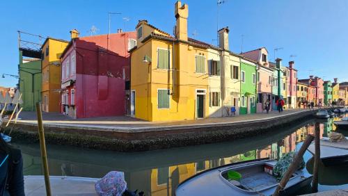 Casa Yellow Corner - Seasons Real Estate - Burano