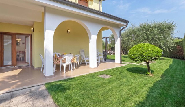 Casa Zini- Apartment with Shared Pool & Garden, Colà di Lazise, Italy