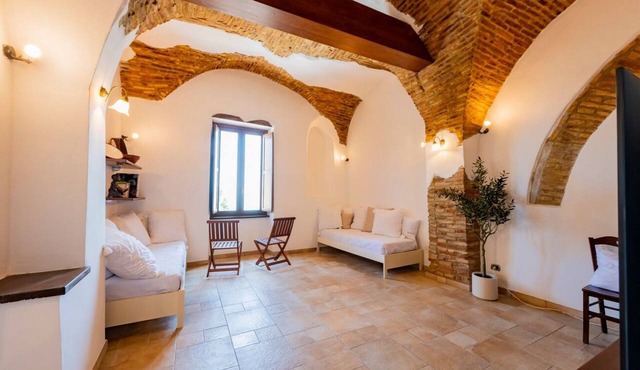 Charming and comfortable 85 square meters apartment, perfect for four people, located in a detached period building with vaulted ceilings (access via steps).The property is centrally located near the Belvedere di Vasto (pedestrian area) and enjoys a sple in Vasto