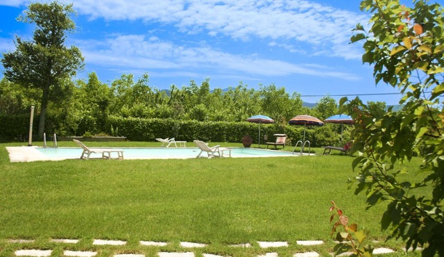 Cosy apartment for 4 guests with pool, WIFI, TV and pets allowed, close to Cortona