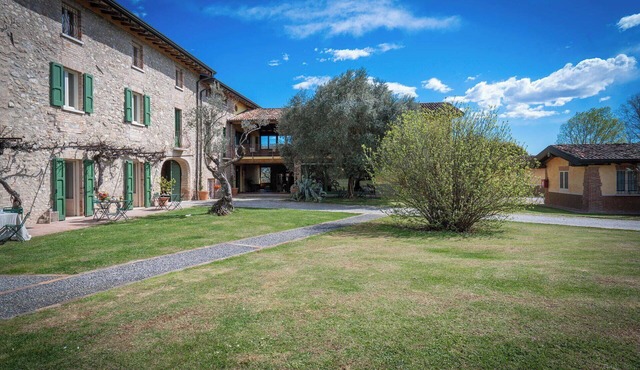 Cosy apartment in villa for 2 guests with A/C, WIFI, pool and pets allowed, close to Sirmione