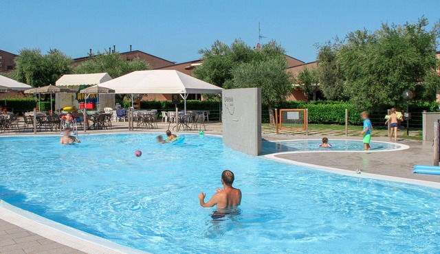 Cosy apartment for 4 people with A/C, WIFI, pool, TV, balcony and pets allowed