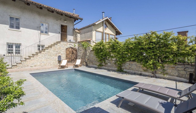 Cosy apartment for 4 people with WIFI, pool and terrace, close to Alba