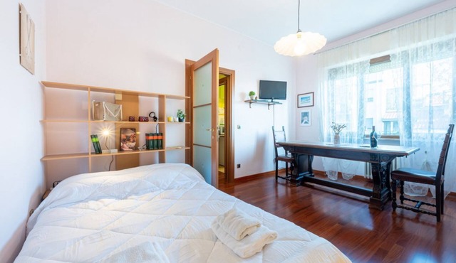 Cosy apartment of 34 sqm, for 2 people, on the fourth floor of a building with lift (with some steps to access it).The property is located in a lively district and well served by public transport; the apartment is 50 m from the Hospital of Parma and a fe