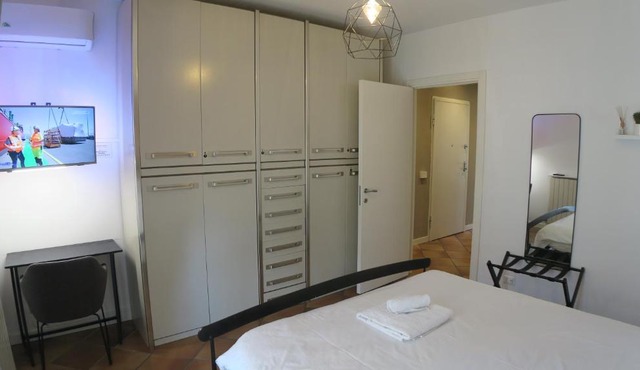 COSY Room & Bath & Kitchen Near COMO