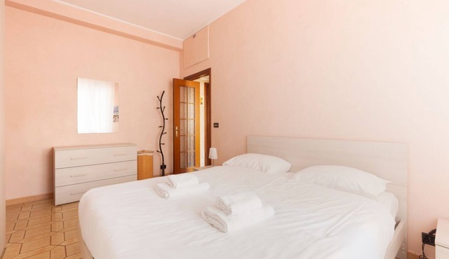 Cozy apartment located on the fourth floor of a typical Milanese building with lift. The accommodation is located not far from the M3 subway stop Maciachini, the new Isola Garibaldi district and the Niguarda district. The accommodation is equipped with a