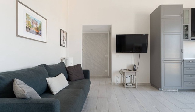 Cozy apartment of approximately 65 m2 located on the fifth floor of a building with lift, able to accommodate 4 people. The accommodation is located a short distance from tram stops 12 (under the house), 1, 14, 19 and just over 1 km from the Cenisio stop