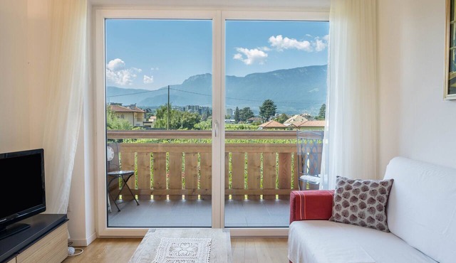 Cozy Apartment “Urbanhof - Lagrein” with Mountain View, Wi-Fi & Balcony
